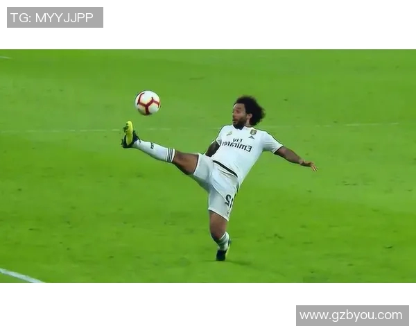 足球明星场外时尚穿搭大揭秘展现个性与风格的完美结合 足球明星场外时尚穿搭大揭秘展现个性与风格的完美结合