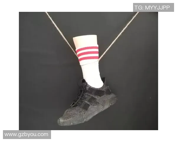 足球明星穿白袜子时尚瞬间展现运动魅力与个性风格的精彩图片合集 足球明星穿白袜子时尚瞬间展现运动魅力与个性风格的精彩图片合集